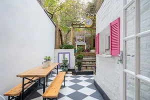 Image of Stylish flat with private yard in Shepherd Bush