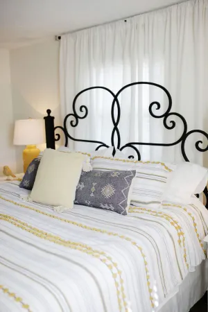 Image of 5 KING BEDS \/ 2 PULLOUT COUCHES \/ 2800 SQ FT - close to everything