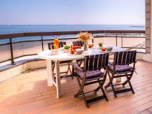 Image of Larmor-Plage Spacious 3BR with Terrace, Elevator, and Parking by the Sea