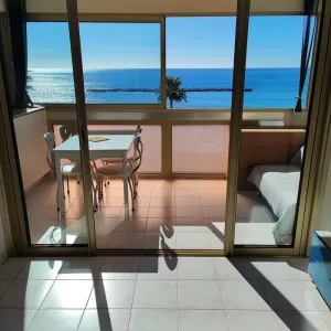 Image of Grand studio bord de mer- accès direct aux plages