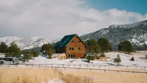 Image of Luxurious, secluded log cabin. Mountain views. Sauna, hot tub. 3 primary suites.