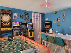 Image of 80s-themed fun house, with 'escape game'-style treasure hunt