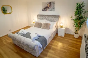 Image of Deluxe 2 Bed Apartment- Near Heathrow, Legoland, Windsor Slough