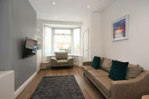 Image of Morden house close to City centre & The Peaks