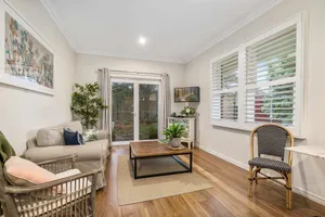 Image of Stylish Sale Street Studio - Walk to Town