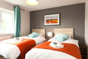 Image of Comfortable contractor\/family house Gatwick: sleeps 6+
