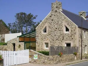 Image of Cozy Cottage with Fireplace, Garden, and Game Room near the Sea