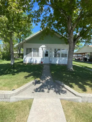 Image of Broadway Retreat. Hot Springs County State Park and Pools are five minutes away.