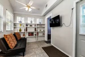 Image of 1 bedroom Apartment in quaint triplex 12 blocks from UF and downtown