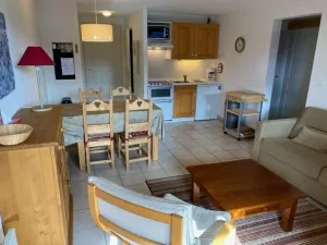 Image of Charming 2BR Apartment with Mountain Views, Parking, and Near Ski Lift