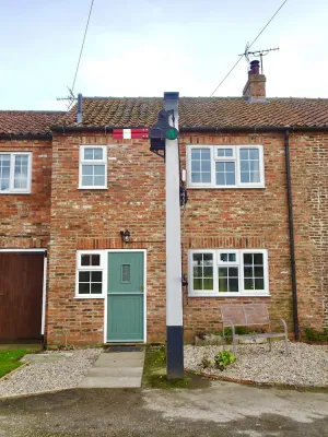 Image of ***COSY COTTAGE, with shared, seasonal pool, 4 mile walk along the river to York