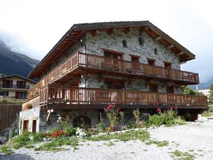 Image of Studio Apartment 'Le Pin Cembro' with Mountain View, Private Terrace and Wi-Fi