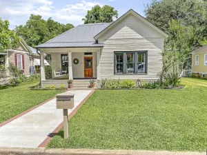 Image of Restored 3BR\/2BA Home in Smithville's Historic District-10 min. walk to downtown
