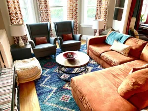 Image of Large, sunny 3 bedroom apartment two blocks from down town Oak Park.