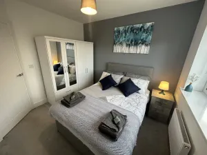 Image of 3 Bed Home for Contractors & Relocators with Parking, Garden & WiFi 5 mins walk to Town Centre & Train Station
