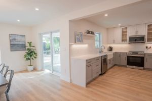 Image of Modern Renovated 3 BR beach house - Beach 1 Mile