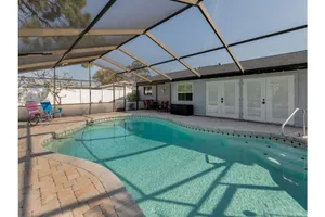 Image of Cozy home with heated pool - 8 min from the beach.