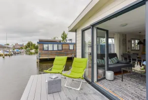 Image of Bright and Comfortable Houseboat