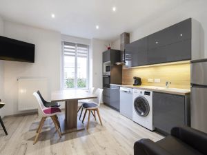 Image of Jean Reno: Ground floor apartment in a charming house (with parking)