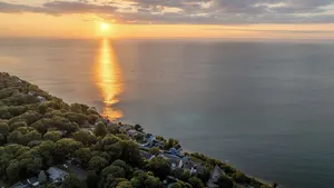 Image of Waterfront Beach House w\/ Water Views on The North Shore Long Island. 4 BRs 2BRs
