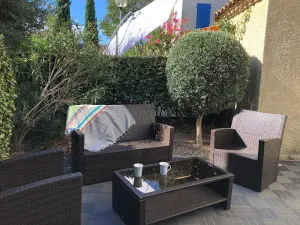 Image of House with swimming pool at the foot of the ramparts \/ House with swimming pool