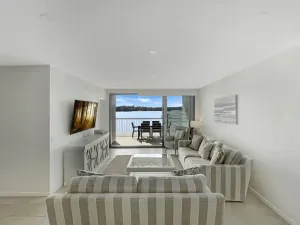Image of Elegantly Spacious 3-Bed Unit Overlooking the Bay