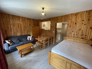 Image of Studio rénové, calme, balcon sud, jardinet, proche pistes et commerces - FR-1-787-22