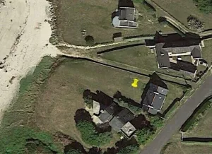 Image of House facing the sea, feet in the water.