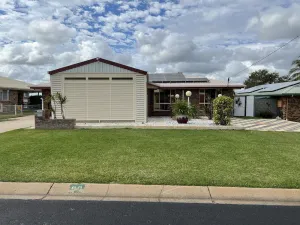 Image of Modern 3 Bedroom fully A\/C Town House with lock up garage and super fast WiFi