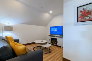 Image of Newberg Wine Country Suites: Noir Room