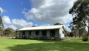 Image of Hannah's Place in the heart of Lovedale, Hunter Valley wine country, Free bottle of wine with each booking