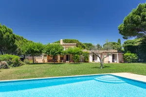 Image of Luxurious villa with a large swimming pool villa