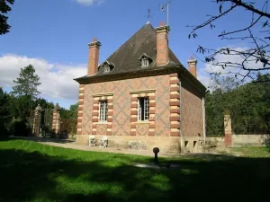 Image of Charming 19th Century Hunting Lodge: 4BR, Garden, Near Château, WiFi, Pet-Friendly