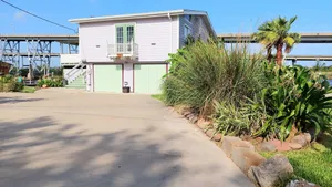 Image of CAPTAIN'S CAPTAIN-Waterfront House