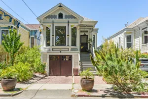 Image of Minimalistic Garden Level 1B\/1B  Victorian Cottage in Alameda