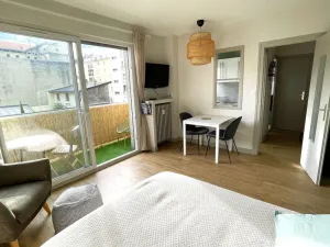 Image of Studio lumineux avec balcon et ascenseur au cœur d'Aix-les-Bains - Idéal 1-2 personnes - FR-1-555-84