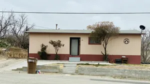 Image of Spacious 4 bedroom 2 bath 6th st !