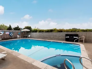 Image of Affordable Getaway at Red Lion Inn & Suites Grants Pass! Pool, Free Parking!