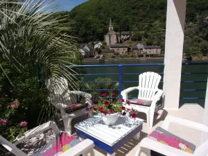 Image of house by the riverside, sleeps up to 4