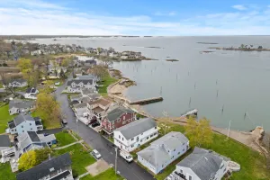 Image of Gorgeous four bedroom direct waterfront getaway in Branford, CT 5-Star Rating