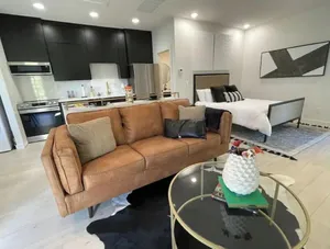 Image of 1-BR guest house steps from Meteor\/downtown square