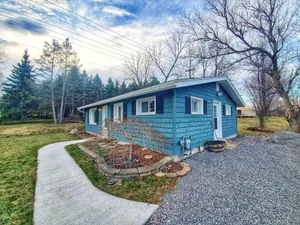 Image of The bungalow @ T. Spex Eyewear is a cozy, convenient stay in Canandaigua!