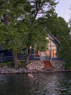 Image of Exquisite Cottage on Lake Brophy. Lic1971