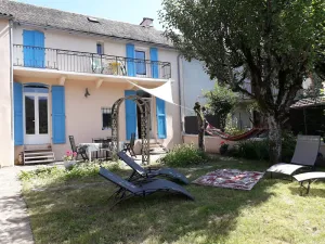 Image of Pleasant house close to shops and playground with municipal swimming pool