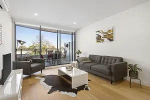 Image of luxury, comfort, safety, close to shops & La Trobe Uni, secure parking Bundoora