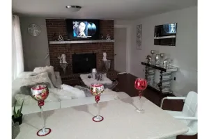 Image of 2 QUEEN BEDS 2 GUESS