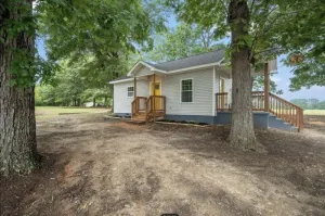 Image of \"Yellow Door\" Cottage Home