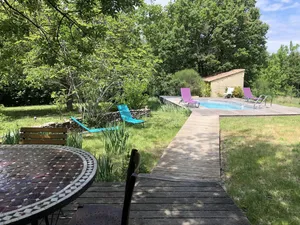 Image of Quiet House with pool in the middle of LUBERON