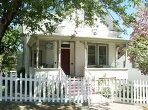 Image of A Victorian Rose, DOWNTOWN, hot tub, man cave,couples, families & groups welcome