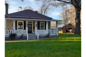Image of Senoia Farmhouse close to town, the home of The Walking Dead.